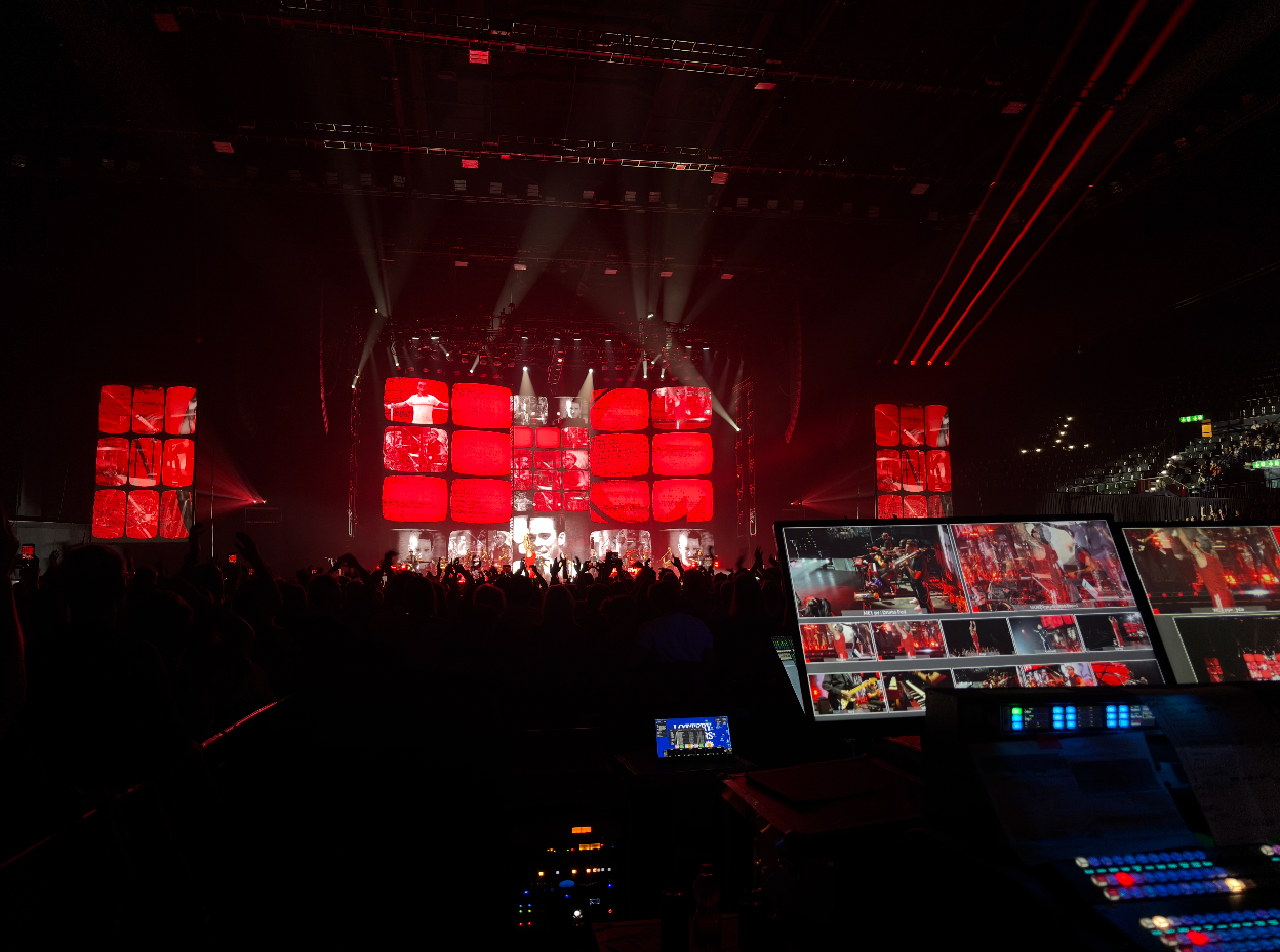 Robbie Williams Disguise Concert GX 3 X2