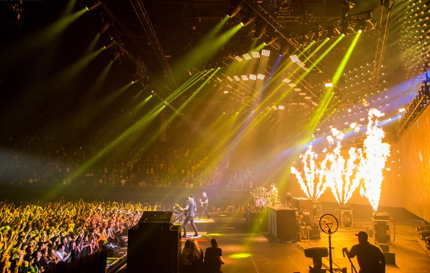 Crowd cheers as Blink 182 plays