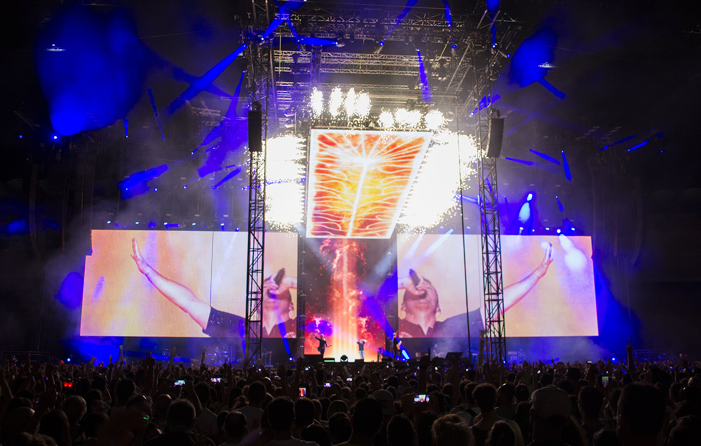 wide shot of stage for Tiziano Ferro concert featuring multiple large display screens