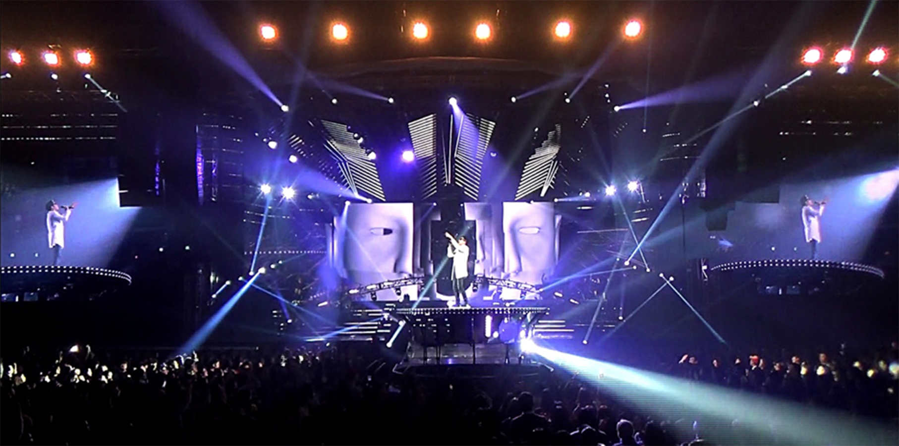 Lee Juck singing on stage
