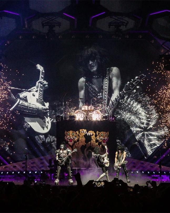 tour kiss end of world