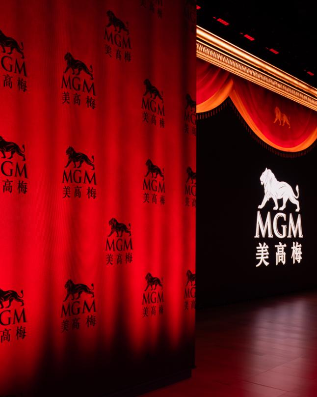 MGM's curtain scene - details