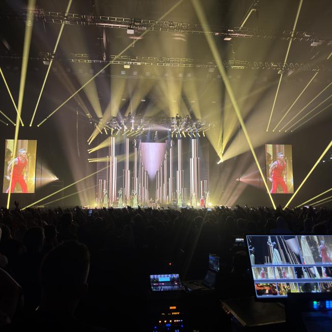 Robbie Williams Disguise Concert GX 3 X2