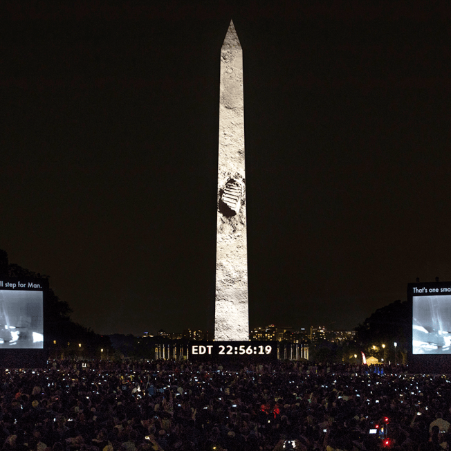 Projection mapping visuals on Washington Monument 
