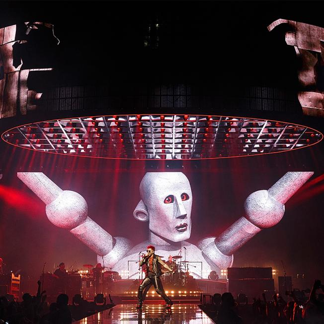 Adam Lambert playing with Queen in front of LED Screen with robot video design