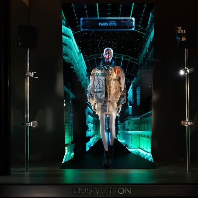 Projection of virtual model on catwalk