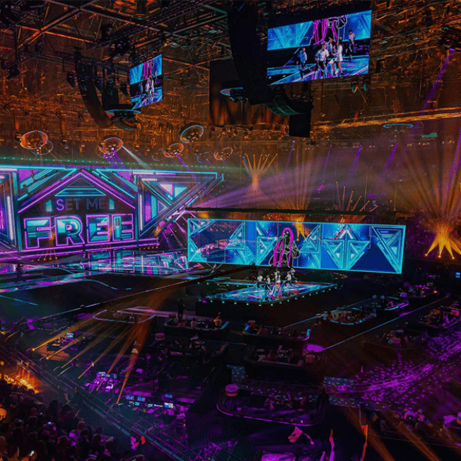 Live concert using visual effects and lighting