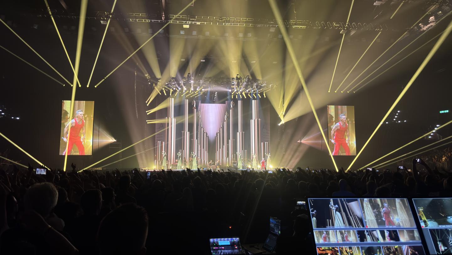 Robbie Williams Disguise Concert GX 3 X2