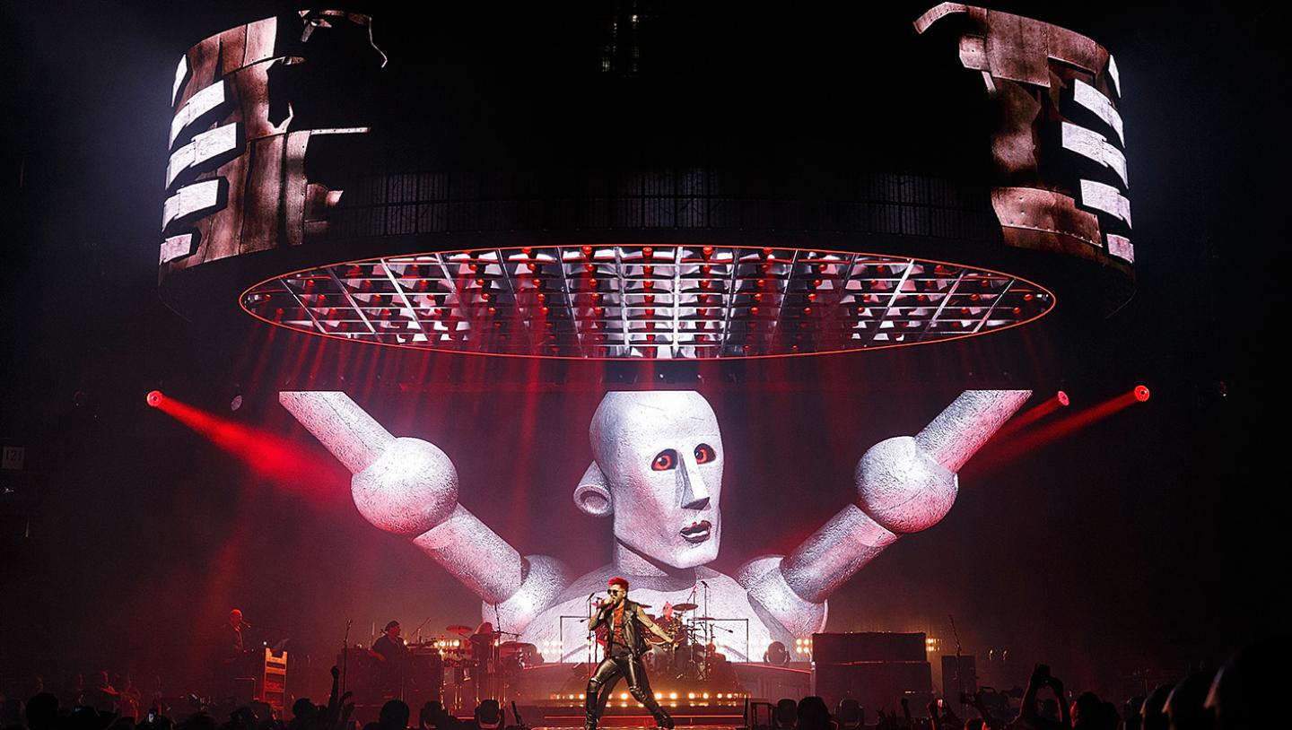 Adam Lambert playing with Queen in front of LED Screen with robot video design