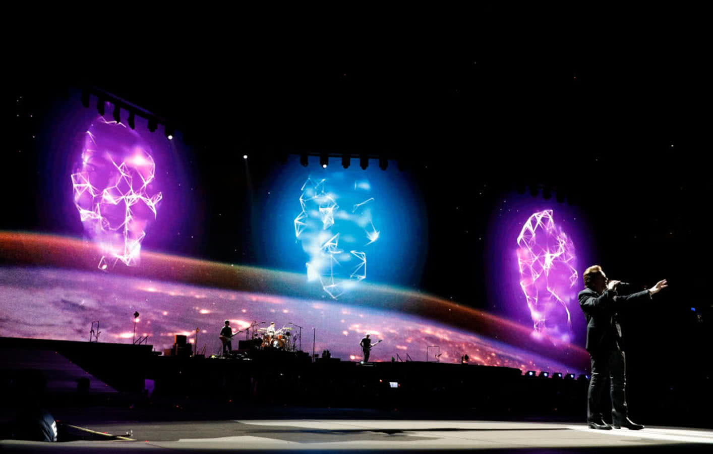 hologram effect of faces for the u2 Joshua Tree stage design